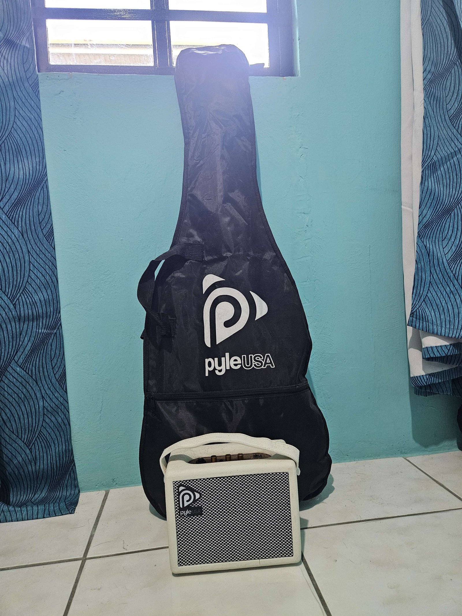 White Pyle starter electric guitar with amp and bag